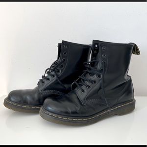 Black Leather Dr. Martens 1460 Boots - Size 9